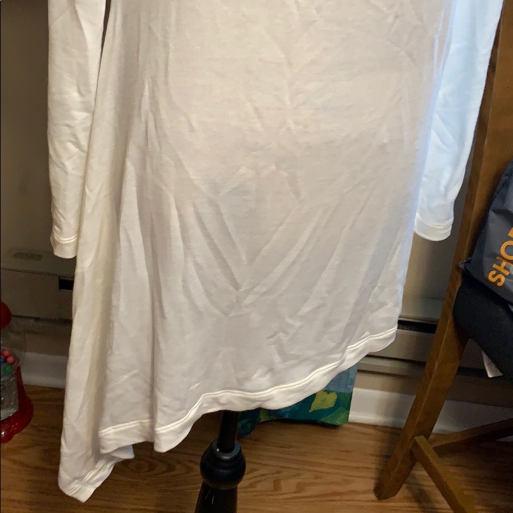 🛍👚Brand New A&D Snow White Asymmetrical Tunic👚 - Picture 2 of 4